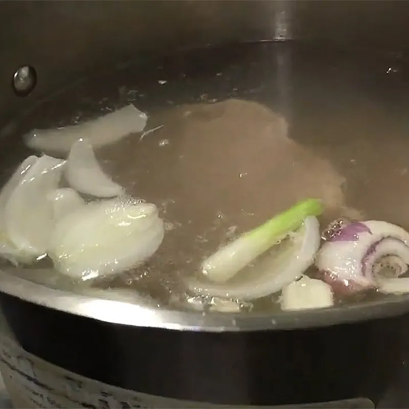 Nấu nước dùng từ thịt nguyên miếng giúp cháo có vị ngọt thanh