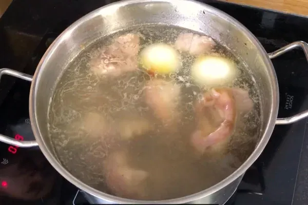 Nấu nước dùng hủ tiếu giò heo