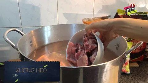 Quy trình nấu nước dùng mì cay từ xương heo và rau củ quả