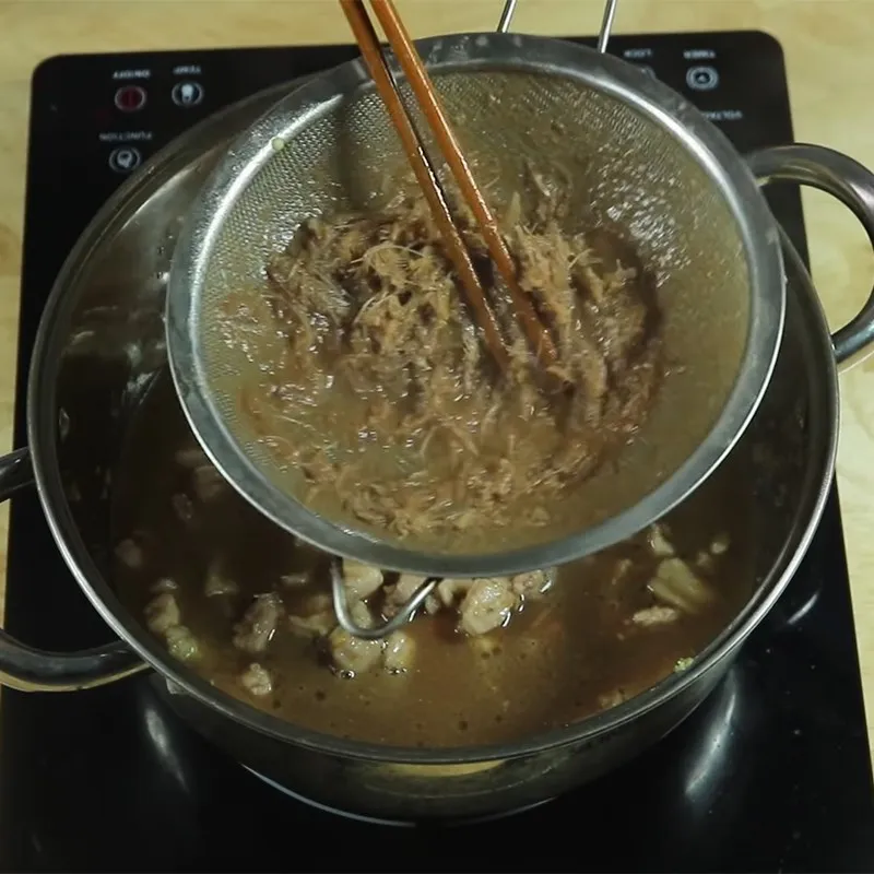 Nước lẩu mắm đang sôi