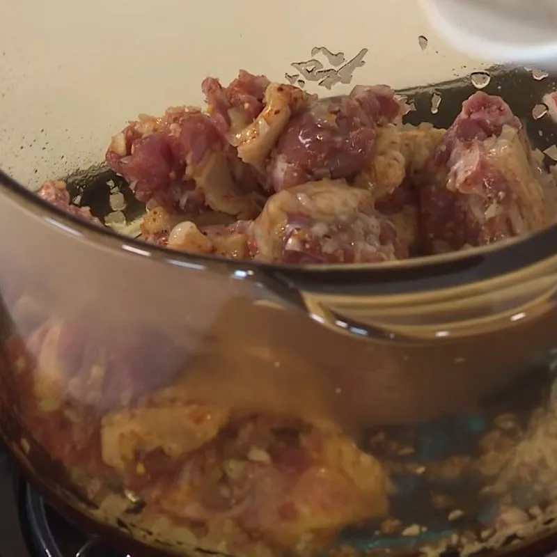 Thịt vịt đang được xào săn trên bếp