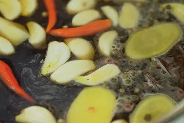 Hỗ trợ quá trình ngâm bằng nước mắm thảo mộc