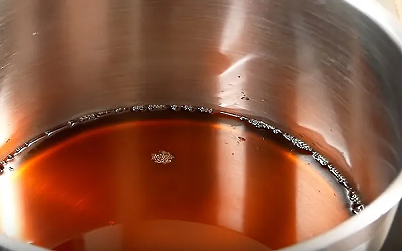Nấu nước mắm đường cho đến khi sánh lại và hoàn toàn không còn bọt