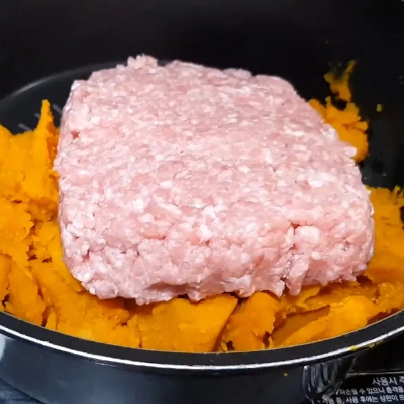 Nấu thịt heo băm với nước dùng