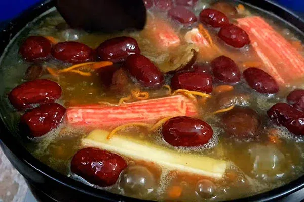 Nấu súp bào ngư cùng táo đỏ và các loại hạt bổ dưỡng