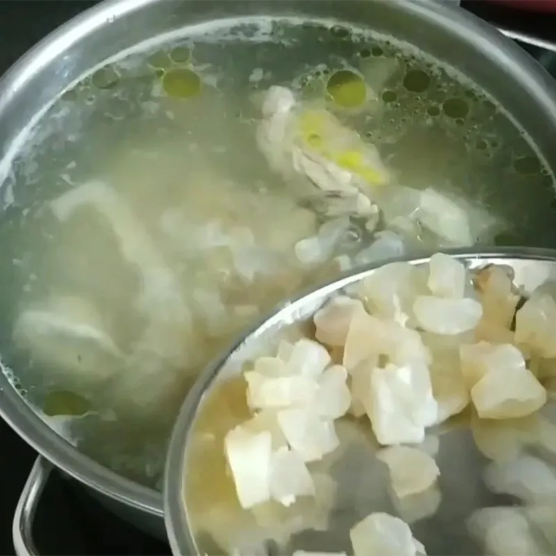 Món súp gân bò hoàn thiện với màu sắc bắt mắt và hương vị lôi cuốn