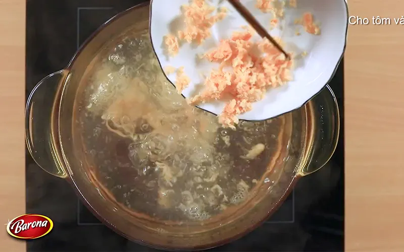 Xử lý tôm khô để nấu nước dùng cho món canh rau dền mồng tơi