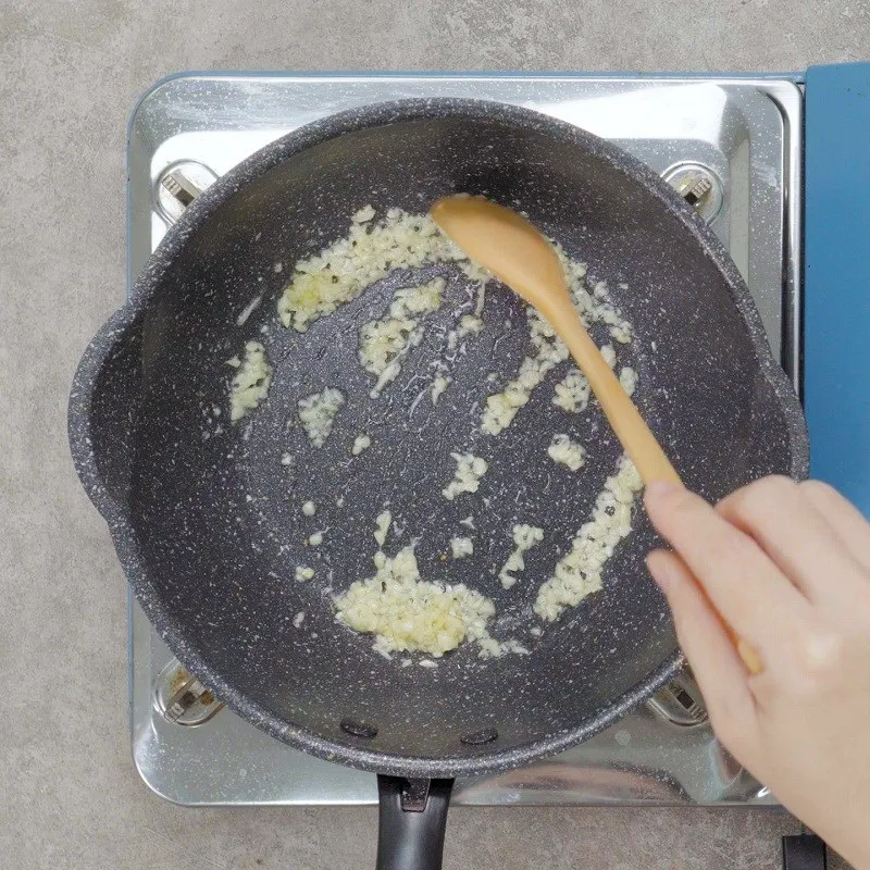 Đun hỗn hợp sốt trên lửa nhỏ giúp các gia vị hòa quyện sâu vào nhau hơn