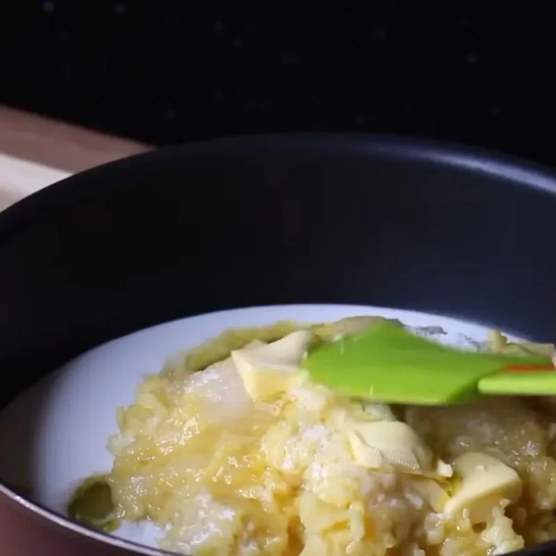 Nhân đậu xanh hoàn thành trong quy trình cách nấu xôi gấc với nước cốt dừa