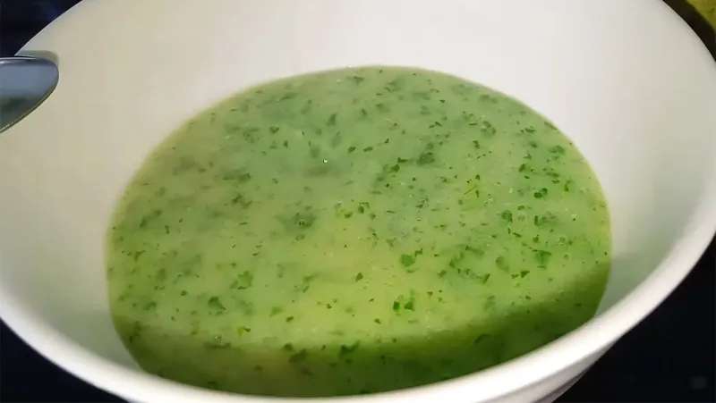 Rau ngót xanh tươi cung cấp vitamin C và A khi nấu cùng cháo trai