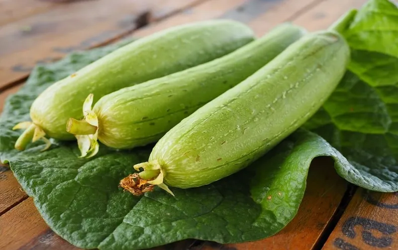 Mướp hương thái nhỏ chuẩn bị nấu cháo trai ngọt thanh cho bé