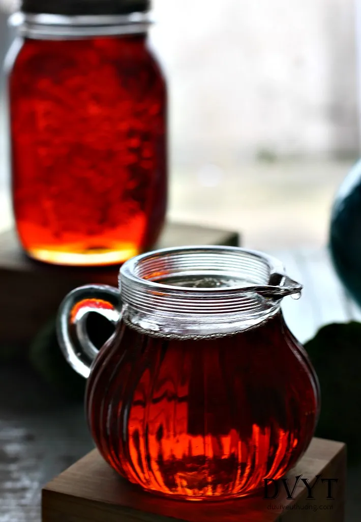 Nồi nước đường đang sôi lăn tăn trên bếp để đạt màu đẹp