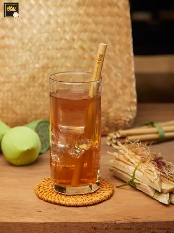 Thảo mộc đang được đun sôi trong nồi cách nấu nước mía lau