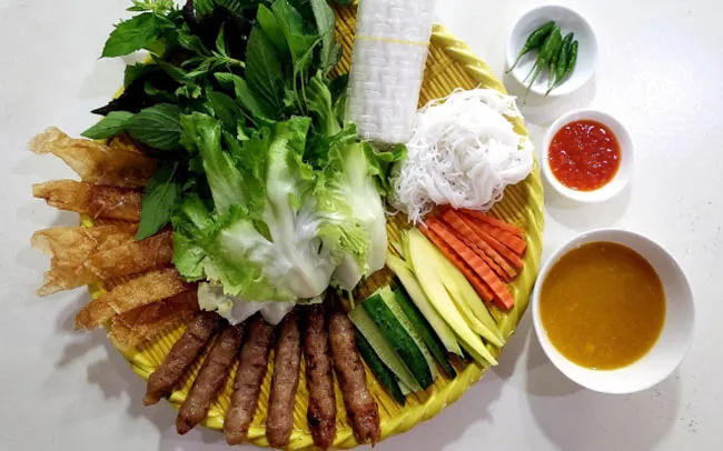 Nem cuốn thơm ngon tại Dì Năm