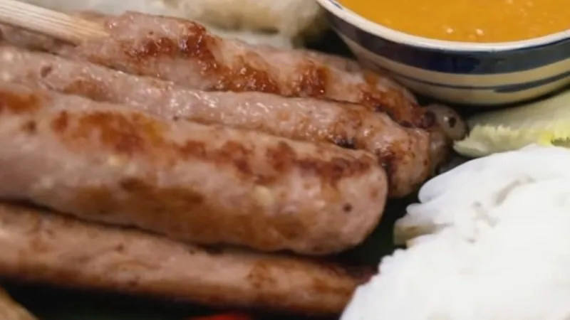 Nem nướng thịt heo thơm mùi sả ớt ăn kèm rau sống