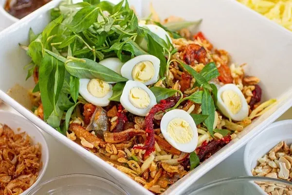 Đĩa bánh tráng trộn hoàn chỉnh sau khi rưới nước sốt đậm đà