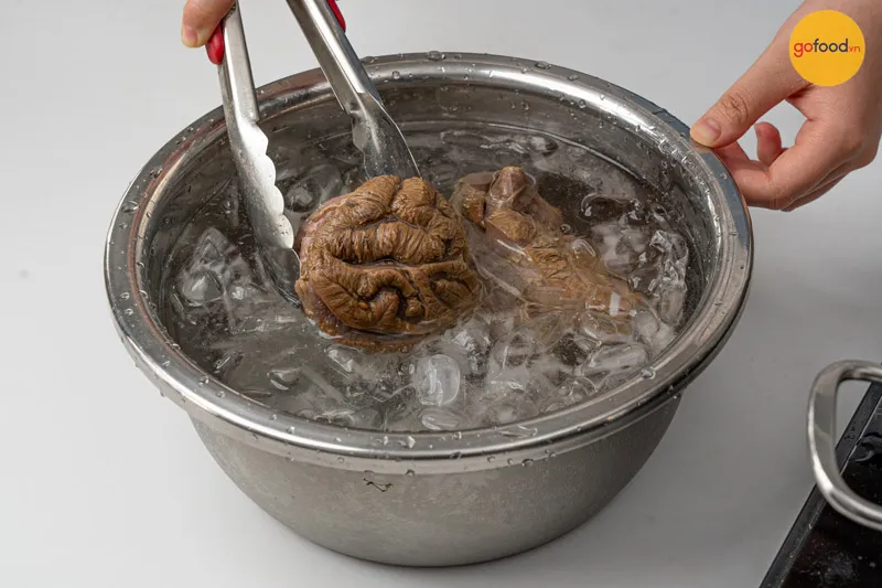 Ngâm bắp bò vào nước lạnh để nhanh nguội và tránh thâm