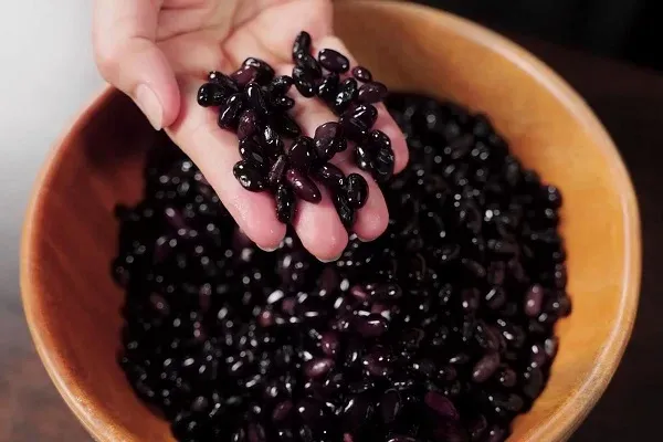 Ngâm đậu đen ít nhất 4 tiếng để khi nấu sẽ nhanh nhừ hơn