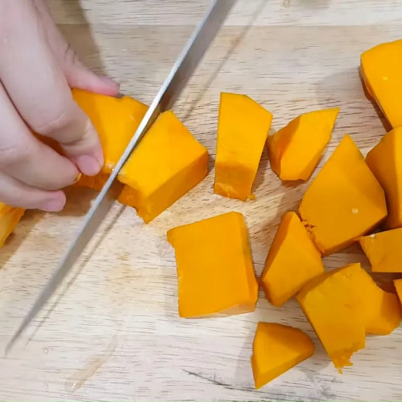 Sơ chế bí đỏ và ngâm đậu xanh