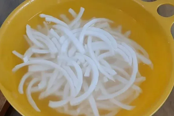 Ngâm dừa non thái sợi với nước chanh để giữ màu trắng