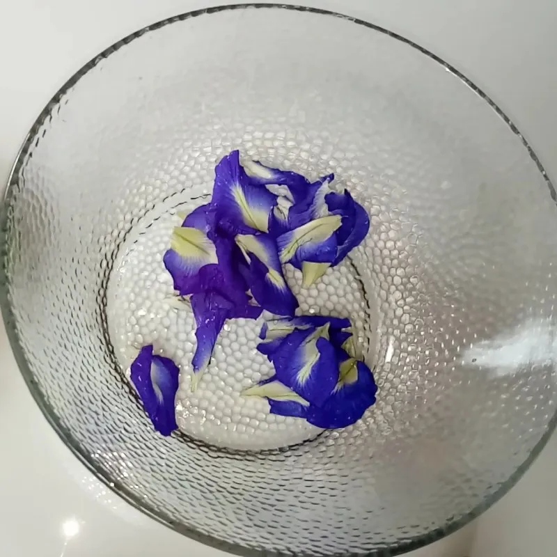 Ngâm hoa đậu biếc lấy màu