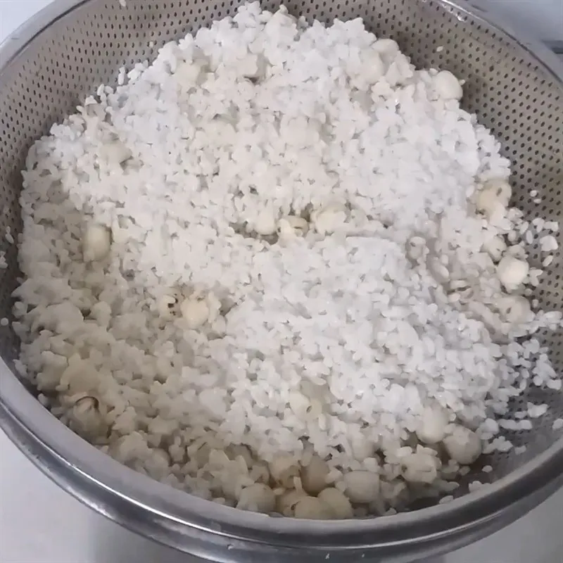 Bước 1 Ngâm nếp và hạt sen Xôi dừa hạt sen