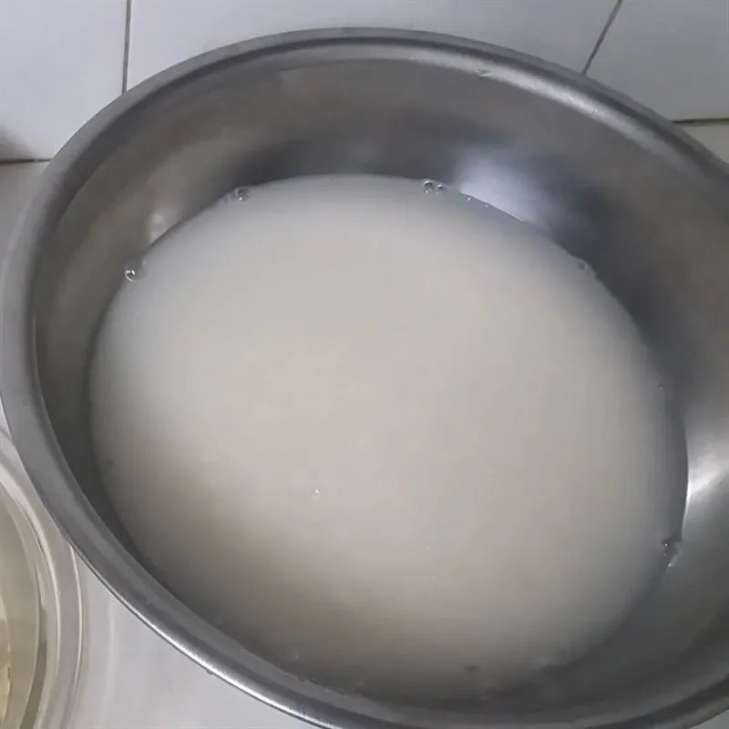 Bước 1 Ngâm nếp và hạt sen Xôi dừa hạt sen