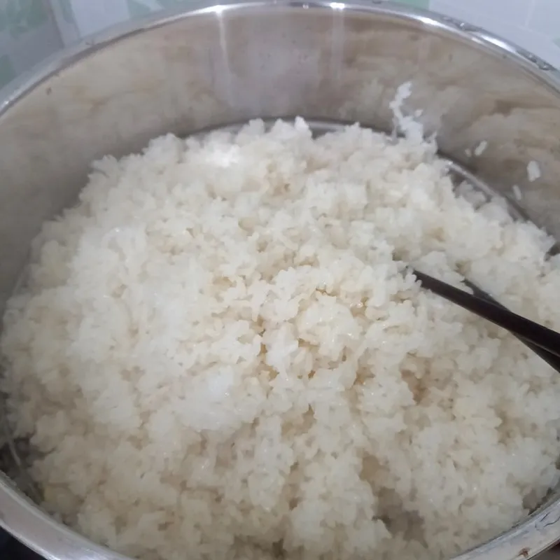 Nếp đã ngâm và trộn muối đang được hấp trong xửng