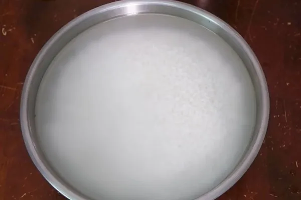 Ngâm nếp để làm xôi gấc