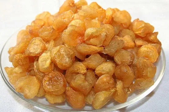 Quá trình ngâm nhãn nhục khô trong nước sạch để nhãn nở đều và giữ độ giòn