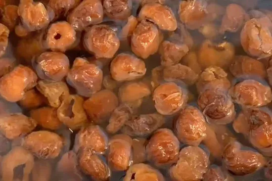 Ngâm long nhãn khô với nước ấm