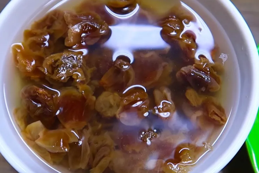 Ngâm nhãn nhục vào trong nước