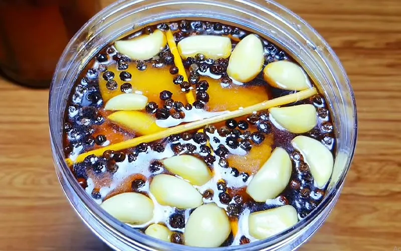 Xếp thịt vào hũ thủy tinh và đổ nước mắm để ngâm trong 3-4 ngày.