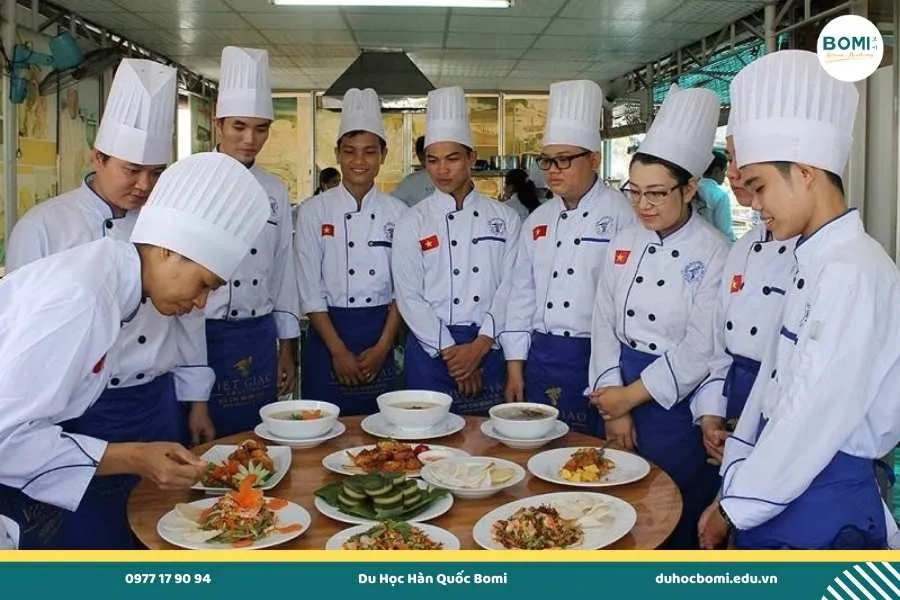 Sinh viên quốc tế thực hành tại bếp thực hành Đại học Woosong