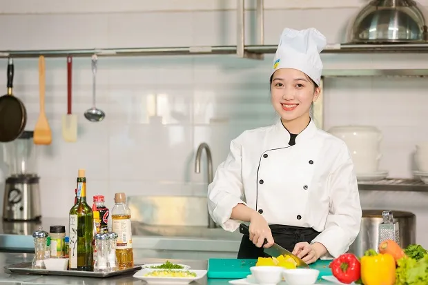 Sinh viên ngành Quản trị Nhà hàng và dịch vụ ăn uống tại HUTECH được chú trọng phát triển các kỹ năng, nghiệp vụ chuyên môn bên cạnh kiến thức chuyên ngành