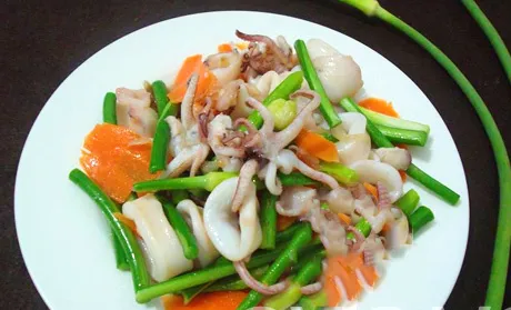 Ngồng tỏi xào mực