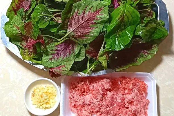 Thit heo xay va rau den do la nguyen lieu chinh