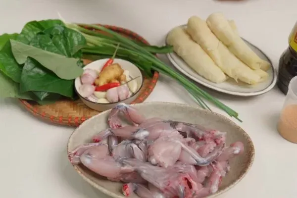 Nguyên liệu làm món ếch xào măng lá lốt