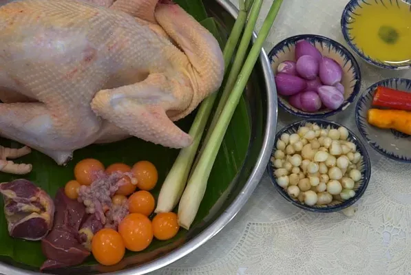 Nguyên liệu làm món mì gà quảng