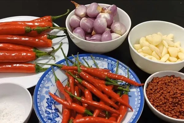 Các nguyên liệu chuẩn bị làm nước sốt trộn bánh tráng vị sa tế