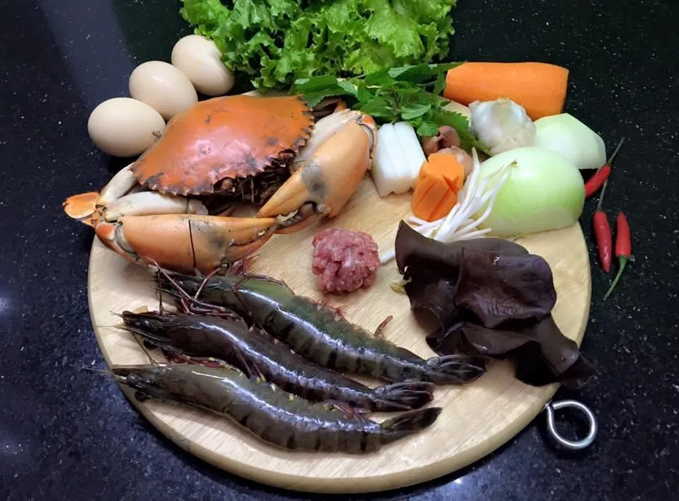 Các nguyên liệu tươi ngon chuẩn bị làm nem hải sản