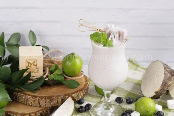 Sự kết hợp hài hòa giữa lát cam khô và thảo mộc trong ly mocktail