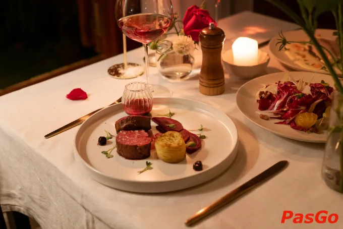 Steak tại nhà hàng sang trọng Đà Lạt Émai Dalat được trình bày tinh tế theo kiểu Ý