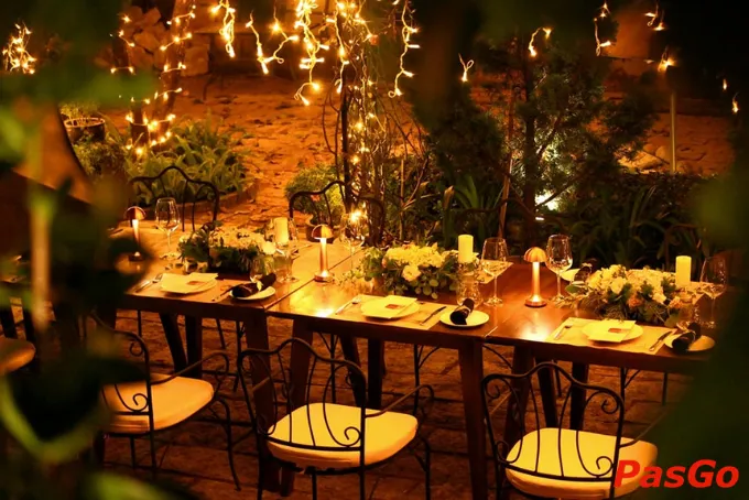 Botea Woodfire Đà Lạt không gian ấm cúng, thiết kế mộc mạc, view hồ đẹp vào đêm