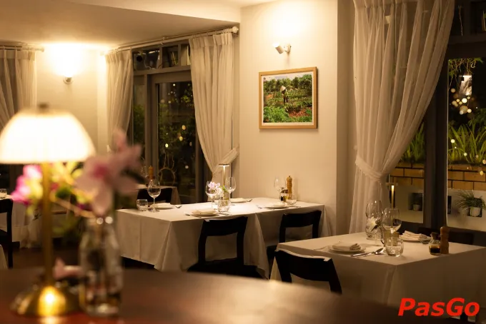 Chefs Dalat không gian sang trọng, tone màu trầm ấm, phong cách fine dining