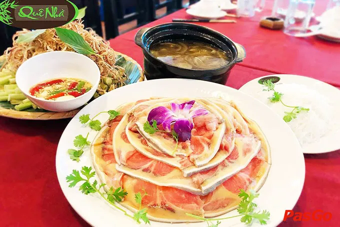 Không gian nhà hàng Ẩm Thực Quê Nhà với thiết kế mộc mạc, bàn ghế gỗ, đèn lồng