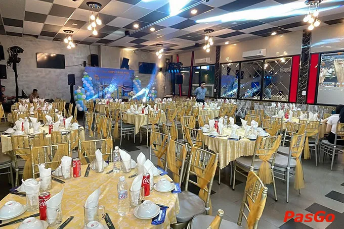 Không gian rộng của nhà hàng Ẩm Thực Tân Lộc Phát với nhiều bàn tiệc, trang trí đèn led