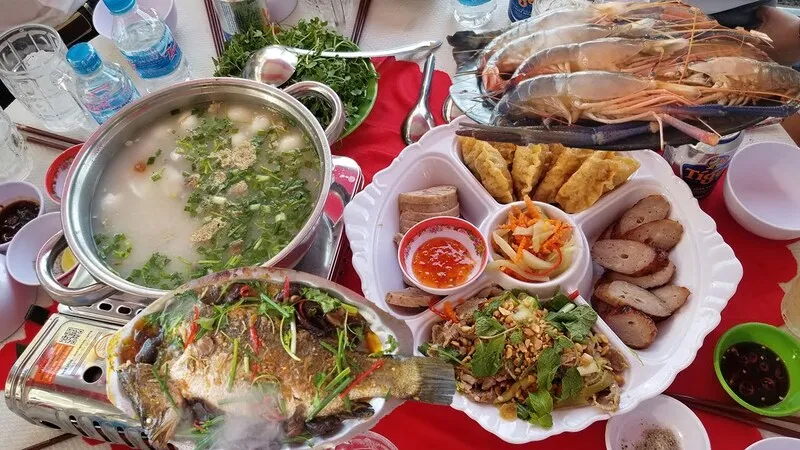 Nhà hàng Mai Vàng với không gian gia đình ấm cúng