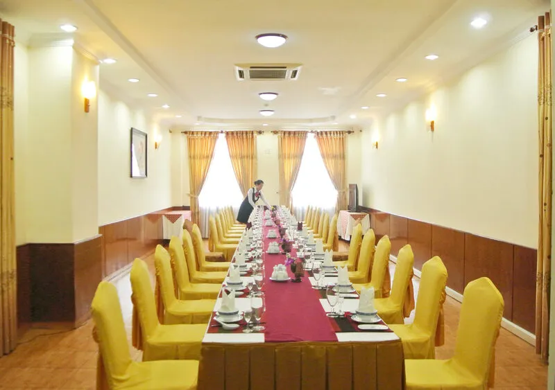 Nhà hàng Hầm Luông với menu đa dạng và không gian rộng rãi