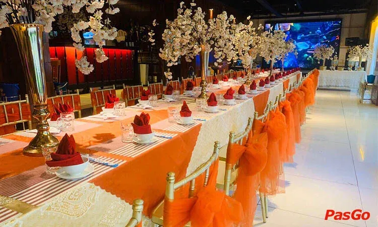 Du thuyền nhà hàng Biển Việt với không gian mở, view sông, bàn ghế hiện đại